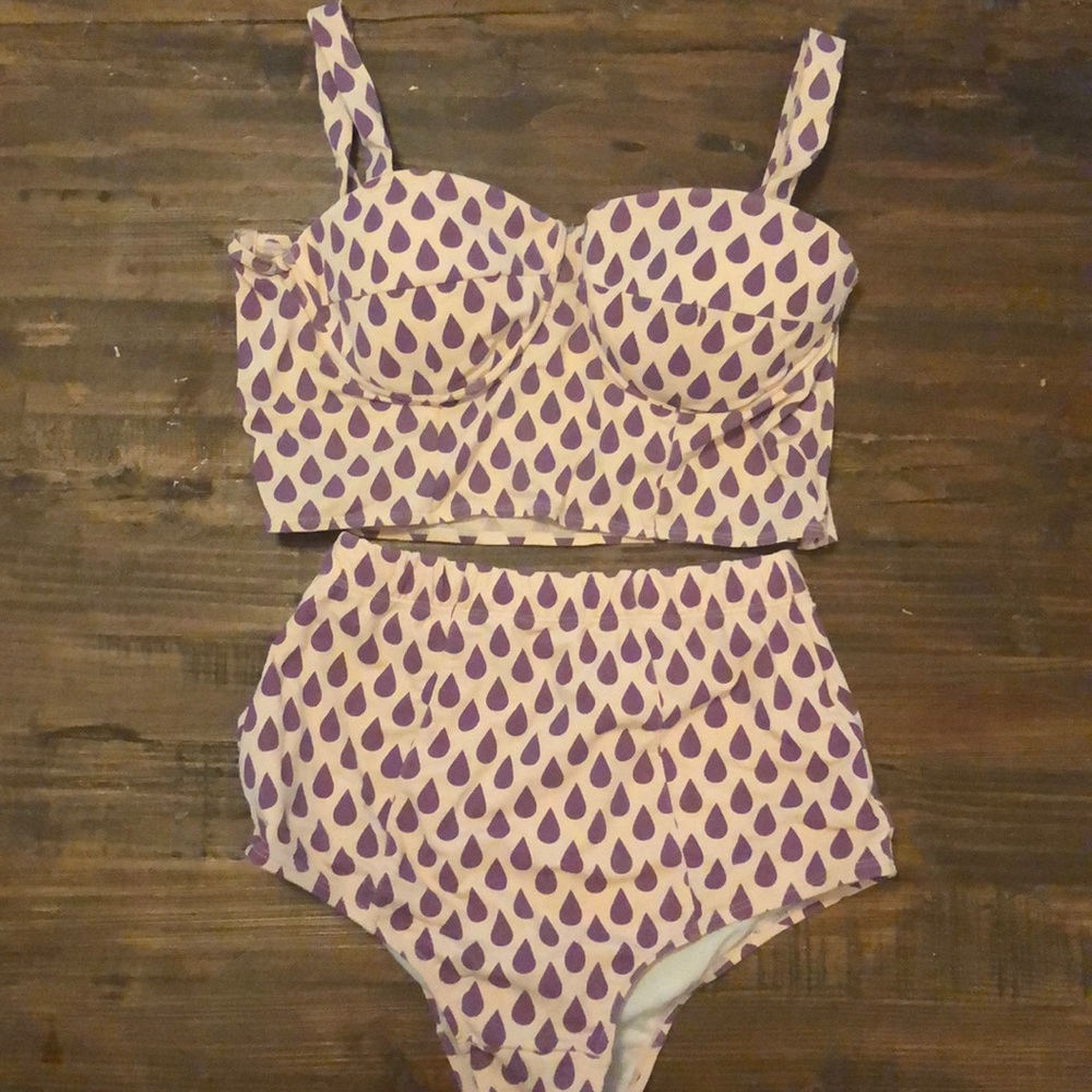 Two piece Kingdom and State swim. Size XL